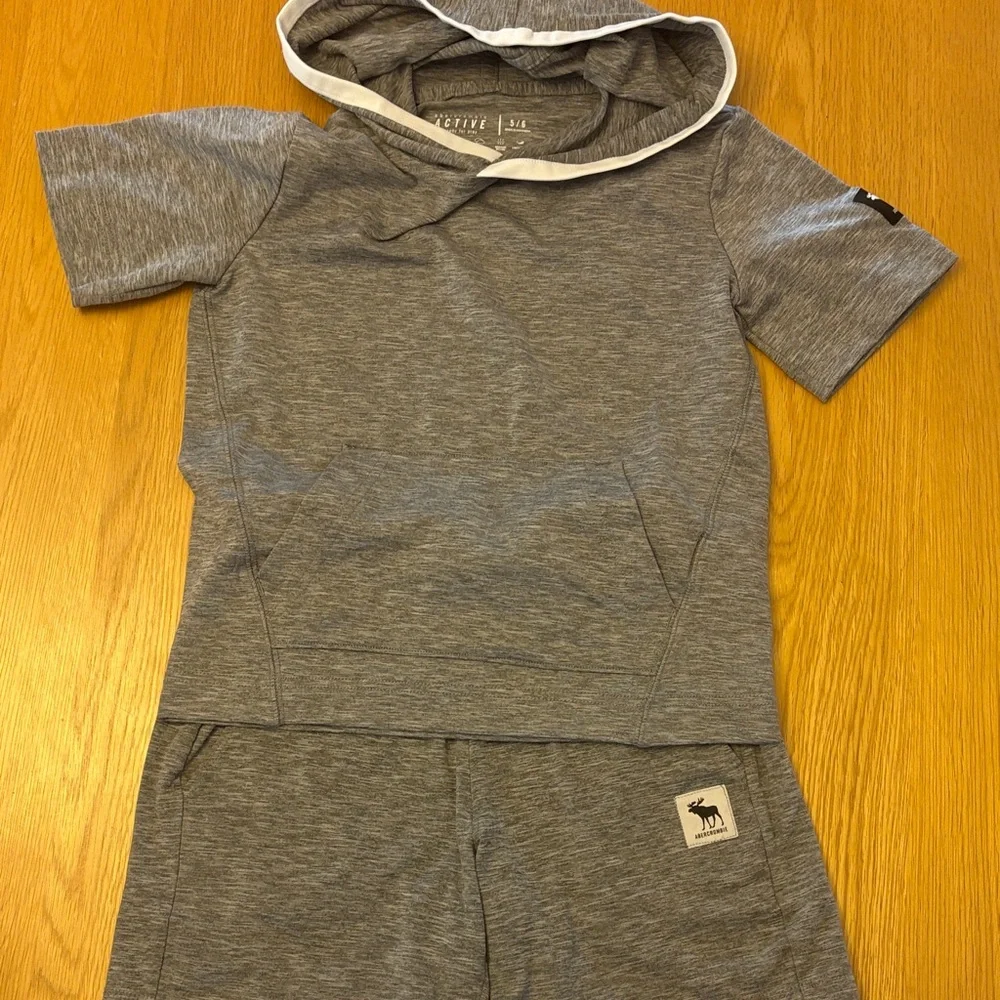 Kids Abercrombie & Fitch Gray Active Short-Sleeve Hoodie Set - age 5/6 - Picture 1 of 9